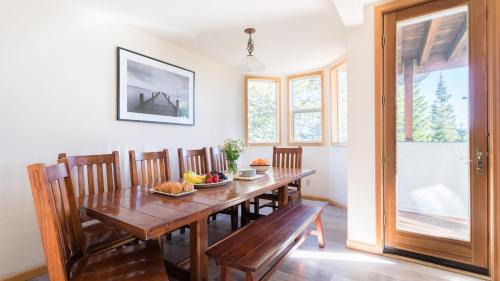 Truckee House | Sparrow by AvantStay Modern Mountain Retreat w Hot Tub Pool Table Games