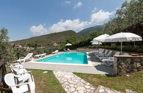 Bovara House | Spaziosa Casa con Piscina a 20 Minuti di Auto dal Centro Storico di Assisi