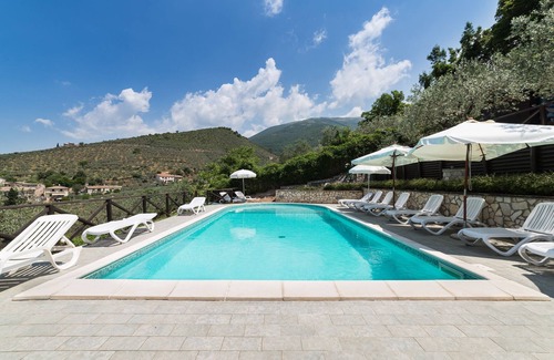 Bovara House | Spaziosa Casa con Piscina a 20 Minuti di Auto dal Centro Storico di Assisi