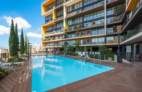 American Colony Apartment | Specelter Views with a Pool Neve Tesedek