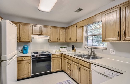 Windsor Green House | SPECIAL Lovely, Quiet and Comfortable Home,