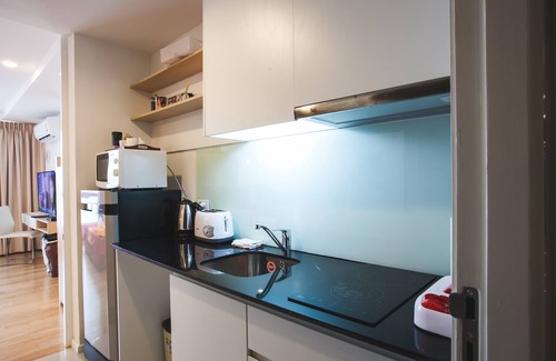 Khlong Toei Nuea Apartment | Specious new Studio, 5 min. walk to BTS skytrain Free FAST WiFi, Cntr of BKK