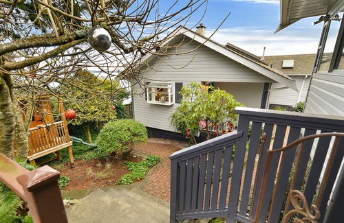 Mill Bay House | Spectacular 3 Bedroom Cottage on Saanich Inlet