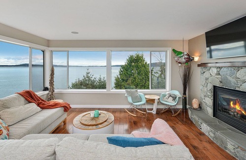Mill Bay House | Spectacular 3 Bedroom Cottage on Saanich Inlet