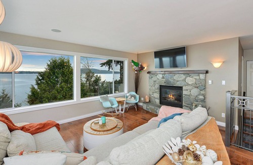 Mill Bay House | Spectacular 3 Bedroom Cottage on Saanich Inlet