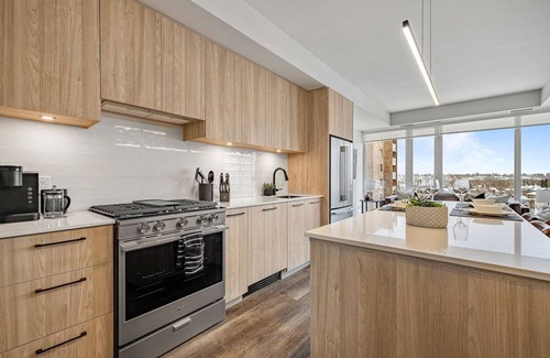 Hillhurst Condo | Spectacular Downtown Views w/Prkg & Cable