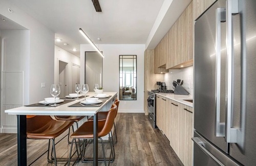 Hillhurst Condo | Spectacular Downtown Views w/Prkg & Cable