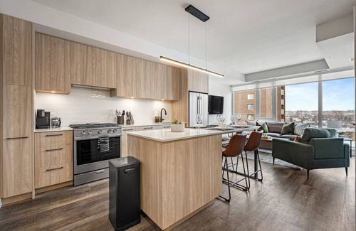 Hillhurst Condo | Spectacular Downtown Views w/Prkg & Cable