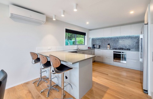 Waiatarua House | Spectacular Hilltop Retreat near Piha