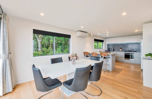Waiatarua House | Spectacular Hilltop Retreat near Piha