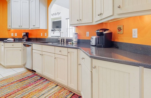 The Commons House | Spectacular home in golf resort with screened porch, deck & pool | near beach