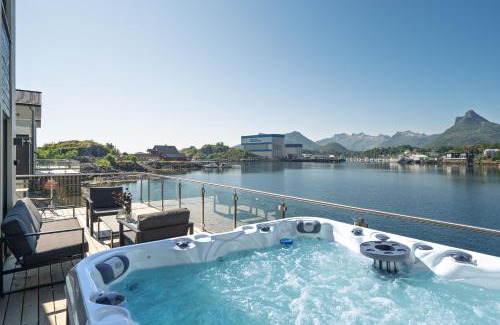 Svolvaer House | Spectacular mountain views with fireplace and jacuzzi