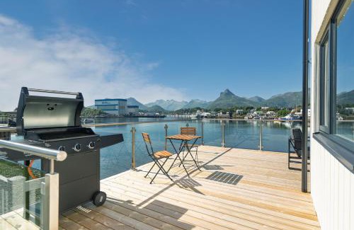 Svolvaer House | Spectacular mountain views with fireplace and jacuzzi