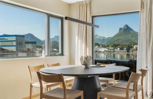Svolvaer House | Spectacular mountain views with fireplace and jacuzzi