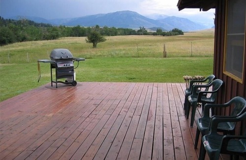 Roscoe House | Spectacular Mountain Views! Riverfront! Private! 3 Bdr/2bath