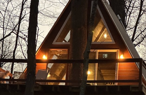 Hopewell Cabin | Spectacular riverfront treehouse, relaxing, swimming, paddling, and fishing.