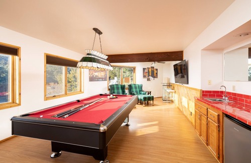 Whispering Forest House | Spectacular views-5- cars easily. pool table and brand new hot tub.