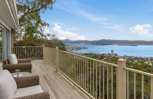 Mount Nelson House | Spectacular Views - 4 Bedrooms - Free Parking - Mount Nelson