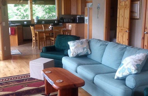 Hoodsport House | Spectacular Views from every roomnRight on the Lake with Dock & Kayaksn