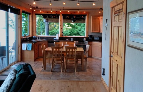 Hoodsport House | Spectacular Views from every roomnRight on the Lake with Dock & Kayaksn
