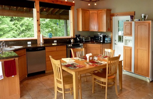 Hoodsport House | Spectacular Views from every roomnRight on the Lake with Dock & Kayaksn