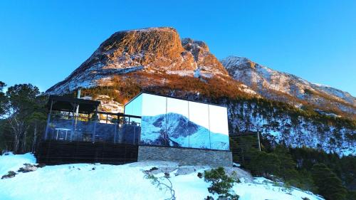 Aure House | Speilhus med badestamp - en unik naturopplevelse
