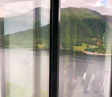 Aure House | Speilhus med badestamp - en unik naturopplevelse