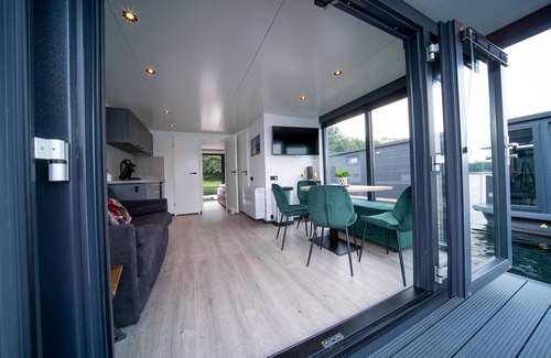 Middelaar Boat Rental | Spend the night in harbour lodge in Limburg