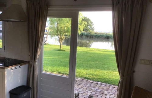 Vriezekoop Cottage | Spend the night on the water in Tiny House/Trekkershut Comfort/Mini Bungalow