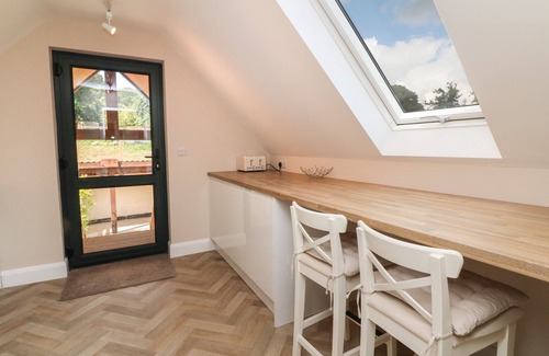 Newton Saint Cyres Cottage | SPICERY BARN LOFT, pet friendly, with hot tub in Tedburn St Mary
