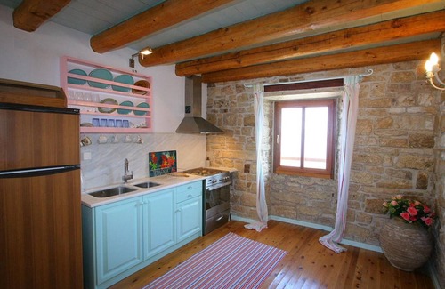Longos Apartment | Spiros Jetty House Walk to Beach Sea Views A C Car Not Required - 302