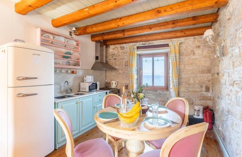 Longos Apartment | Spiros Jetty House Walk to Beach Sea Views A C Car Not Required - 302