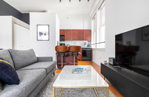 The Loop Apartment | Splendid Loop Studio w/Gym, Doorman, walk to L & Parks, by Blueground