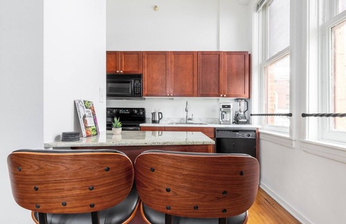 The Loop Apartment | Splendid Loop Studio w/Gym, Doorman, walk to L & Parks, by Blueground