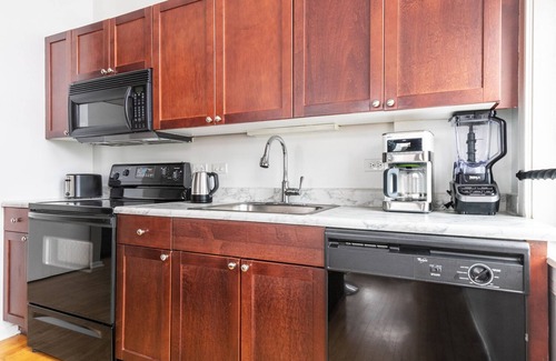 The Loop Apartment | Splendid Loop Studio w/Gym, Doorman, walk to L & Parks, by Blueground