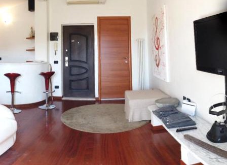 Carrara Apartment | Splendida mansarda open space, finiture di lusso.