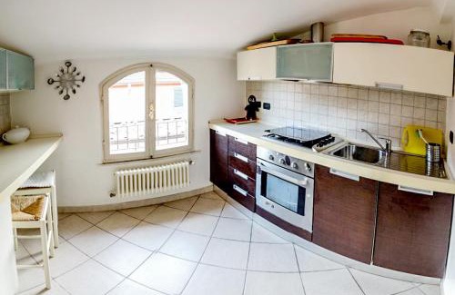 Carrara Apartment | Splendida mansarda open space, finiture di lusso.