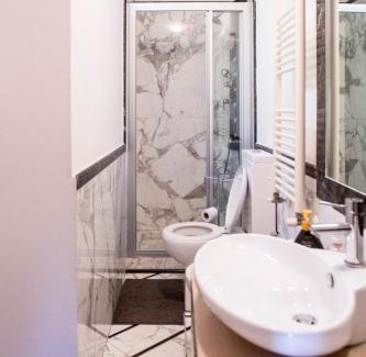 Carrara Apartment | Splendida mansarda open space, finiture di lusso.
