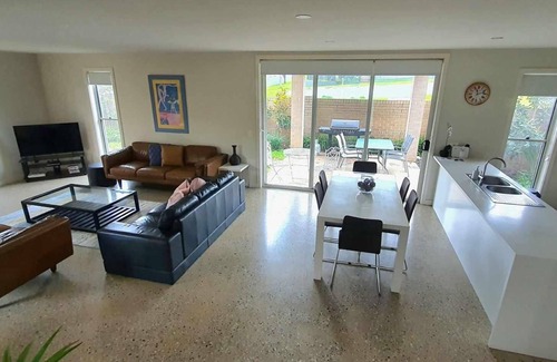Albury House | Splendour on Sackville- modern and stylish, pet friendly with double garage - Three bedroom townhouse with two queens, one double and a single
