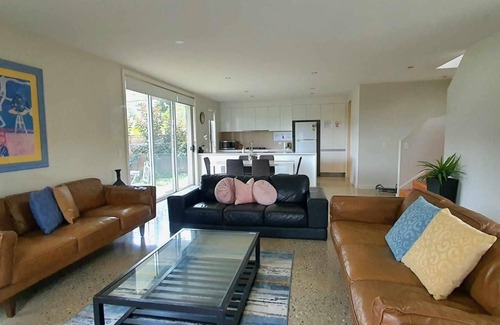 Albury House | Splendour on Sackville- modern and stylish, pet friendly with double garage - Three bedroom townhouse with two queens, one double and a single