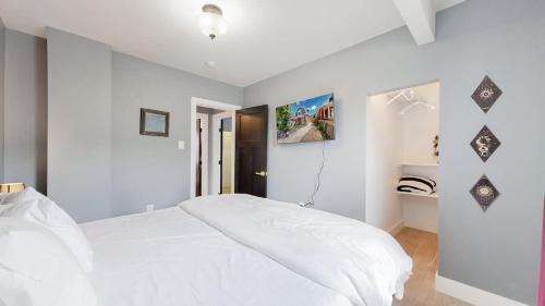 Washington Park West House | Spooky Victorian Family house with four bedrooms central to downtown