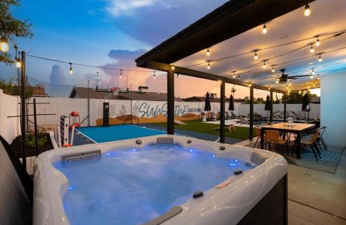 Glendale House | Sportscourt Hot Tub & Pool Game Room Cornhole BBQ