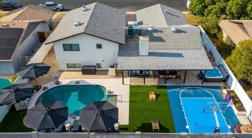 Glendale House | Sportscourt Hot Tub & Pool Game Room Cornhole BBQ