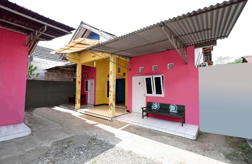 Purbalingga Hotel | SPOT ON 2106 Homestay Flamboyan