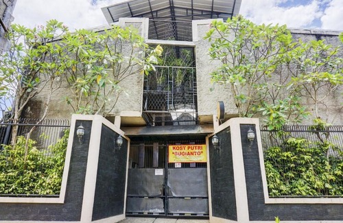 Depok Hotel | SPOT ON 90146 Sugianto Guesthouse Syariah