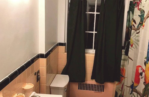 Ottawa Apartment | Spotless, Retro and Newly Remodeled Locale