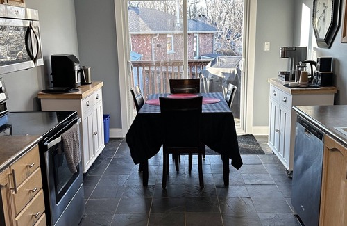 Barrie Apartment | Sprawling Luxurious and Cozy 3 Bed with Parking for 2!