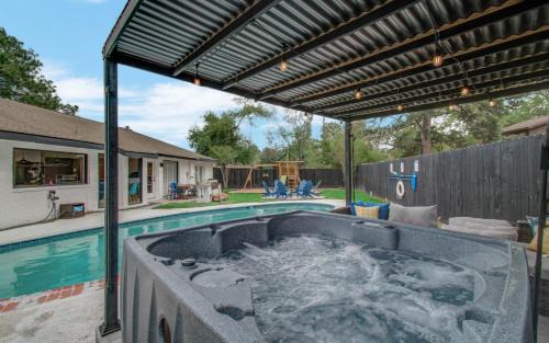 Spring Branch Central House | Spring Branch Paradise 4-BD Backyard Pool Oasis