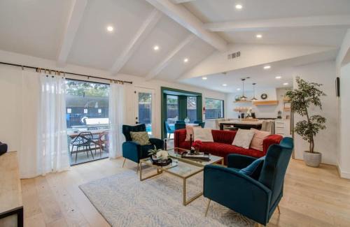 Spring Branch Central House | Spring Branch Paradise 4-BD Backyard Pool Oasis