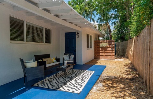 Palm Beach Shores Cottage | Spring Deals! Seaglass Cottage quick walk to the Beach, Shops & Cafes, Dog Yes!, Free Parking